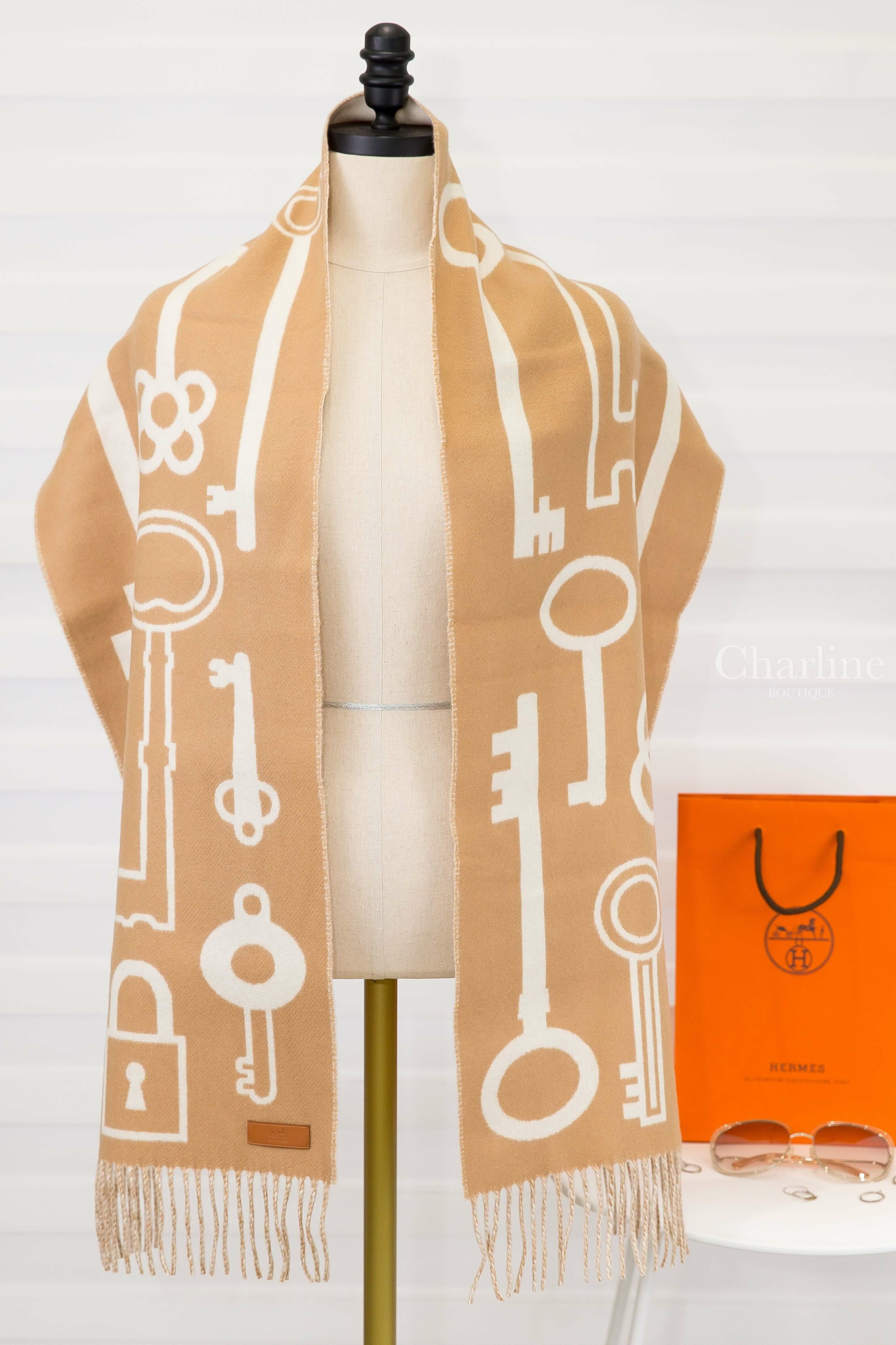 Hermès Casaque Porte-Clefs Muffler 駝色白色鑰匙圖騰咖啡色皮標雙面喀什米爾流蘇圍巾-Charline Boutique 精品代購