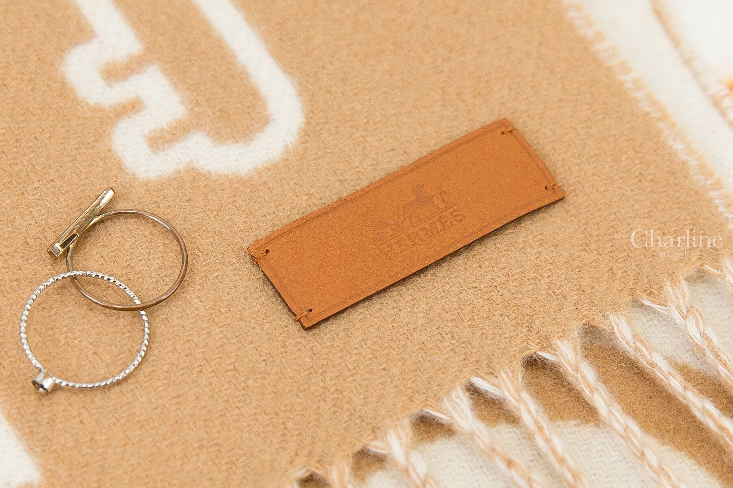 Hermès Casaque Porte-Clefs Muffler 駝色白色鑰匙圖騰咖啡色皮標雙面喀什米爾流蘇圍巾