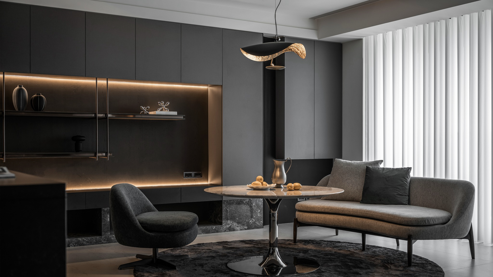 一盞優美的義大利進口吊燈S1，展現律動的美感，裝在高雄市的國城定潮。