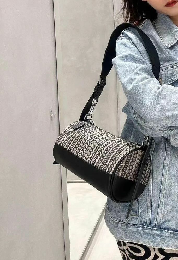 【直播】G010200 MARC JACOBS THE MONOGRAM 編織緹花斜背圓筒包