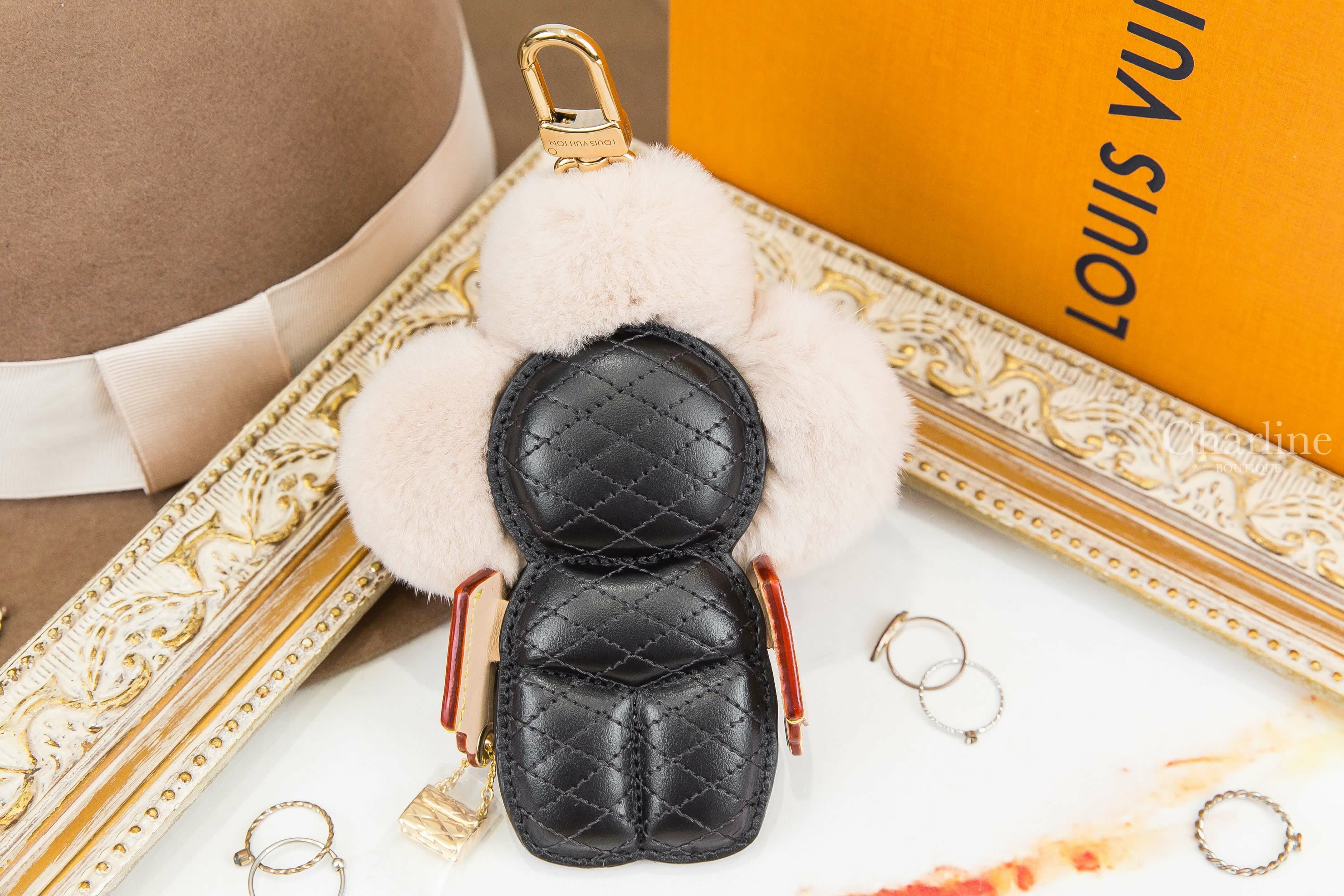 Louis Vuitton Vivienne Fashionista Bag Charm 黑色菱格紋米色絨毛手提金色鏈帶包玩偶金釦吊飾-Charline Boutique 精品代購