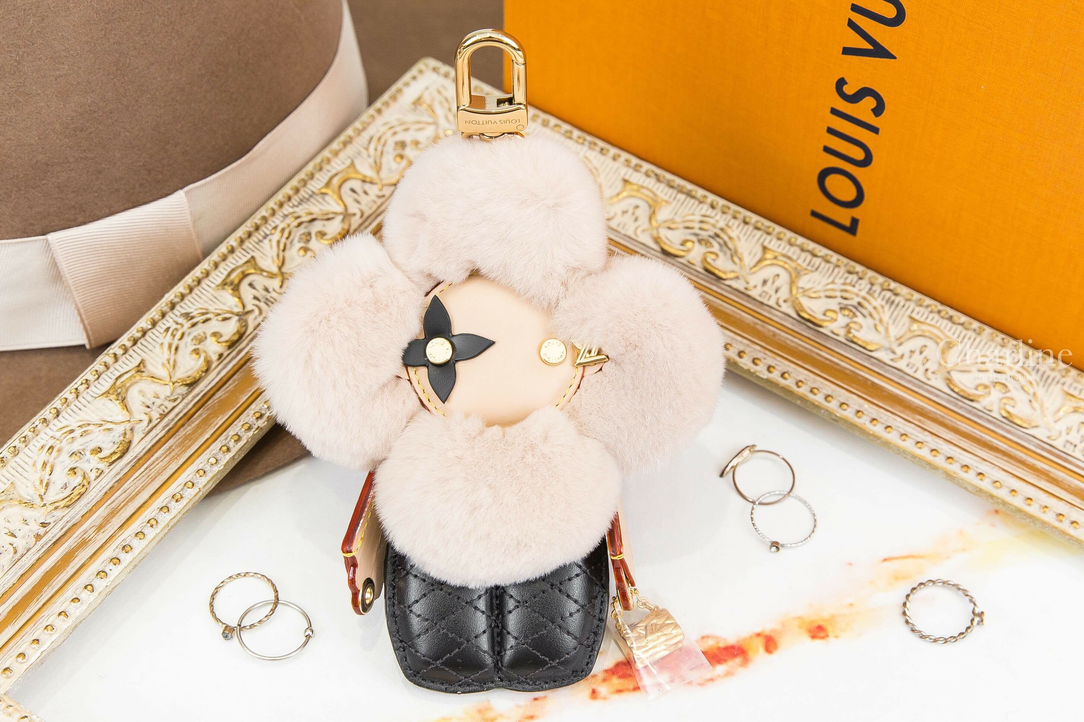 Louis Vuitton Vivienne Fashionista Bag Charm 黑色菱格紋米色絨毛手提金色鏈帶包玩偶金釦吊飾