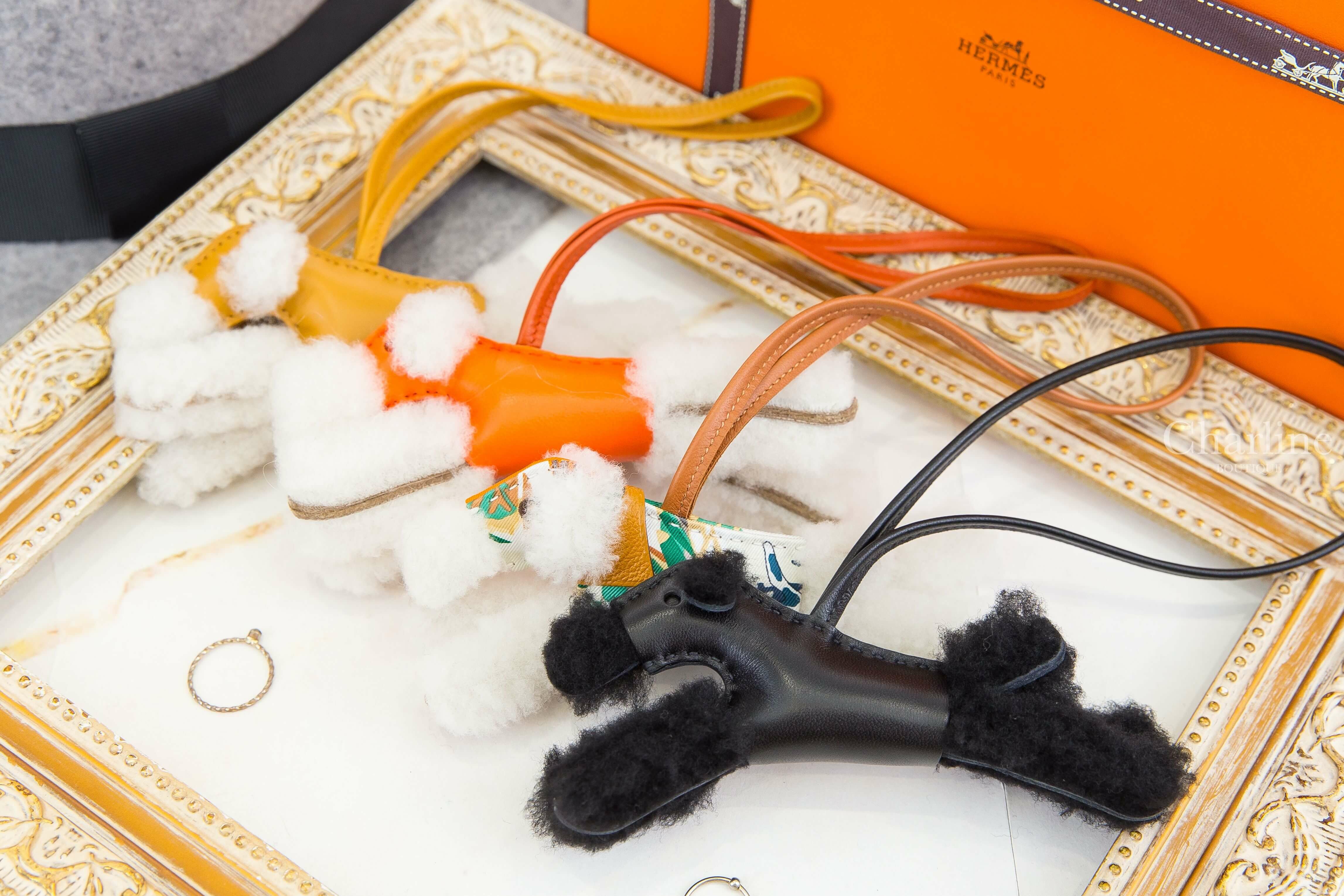 Hermès Budy Charm 全黑色羊毛獵狐梗犬吊飾,褐色/罌粟橘/紅玉髓羊毛獵狐梗犬吊飾,褐色/芝麻黃/芝麻黃羊毛獵狐梗犬吊飾,棕色羊皮/彩色真絲衣服羊毛獵狐梗犬吊飾-Charline Boutique 精品代購