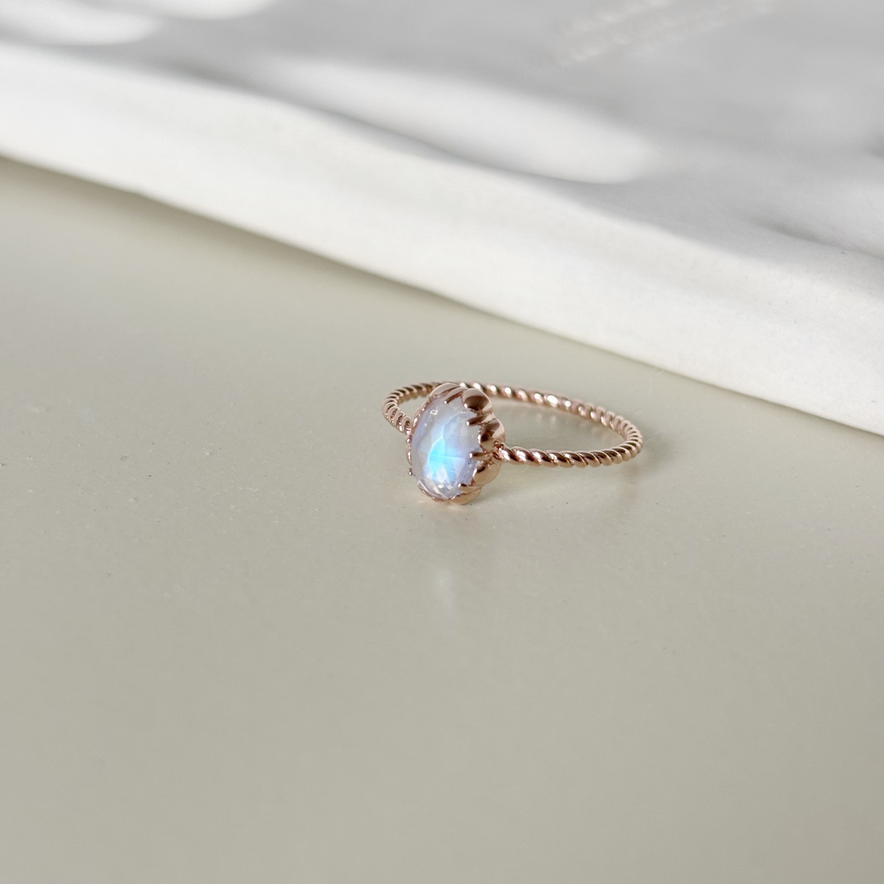 花邊餅乾頂級月光石戒指