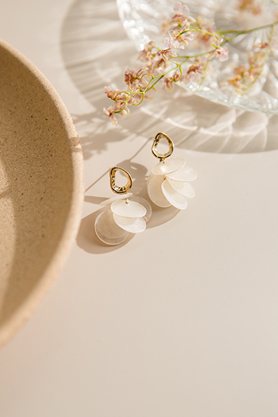 多層貝殼片。銀針耳環