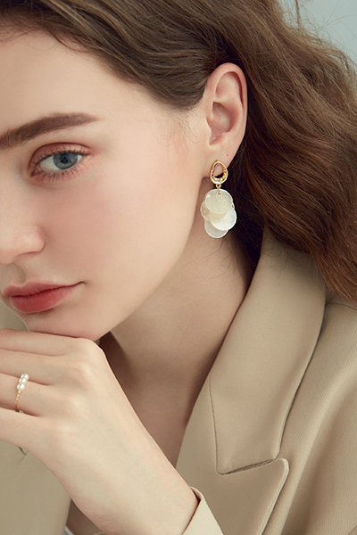 多層貝殼片。銀針耳環