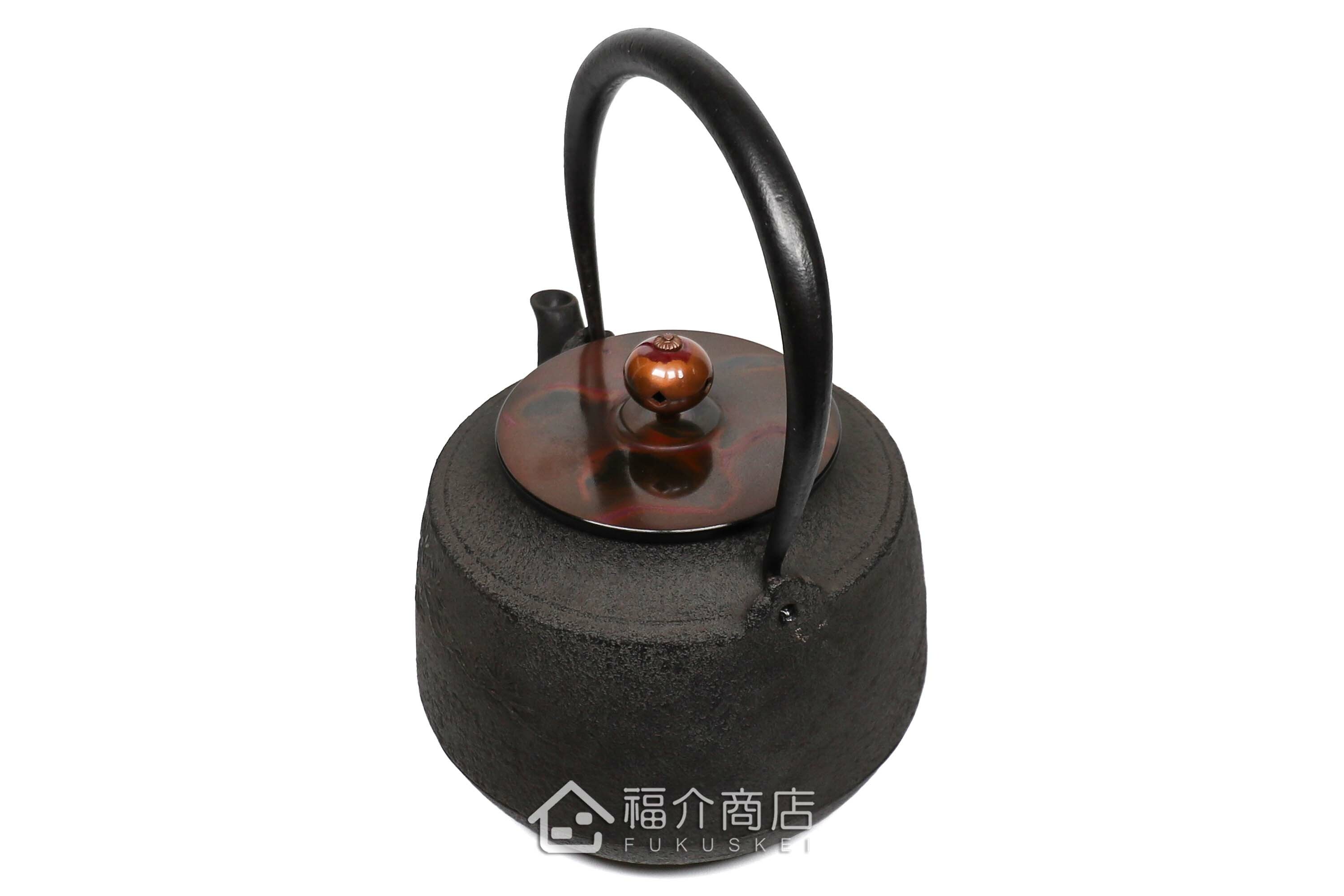 清光堂所製作煮水泡茶用的日本銅蓋鐵壺,壺身設計松紋