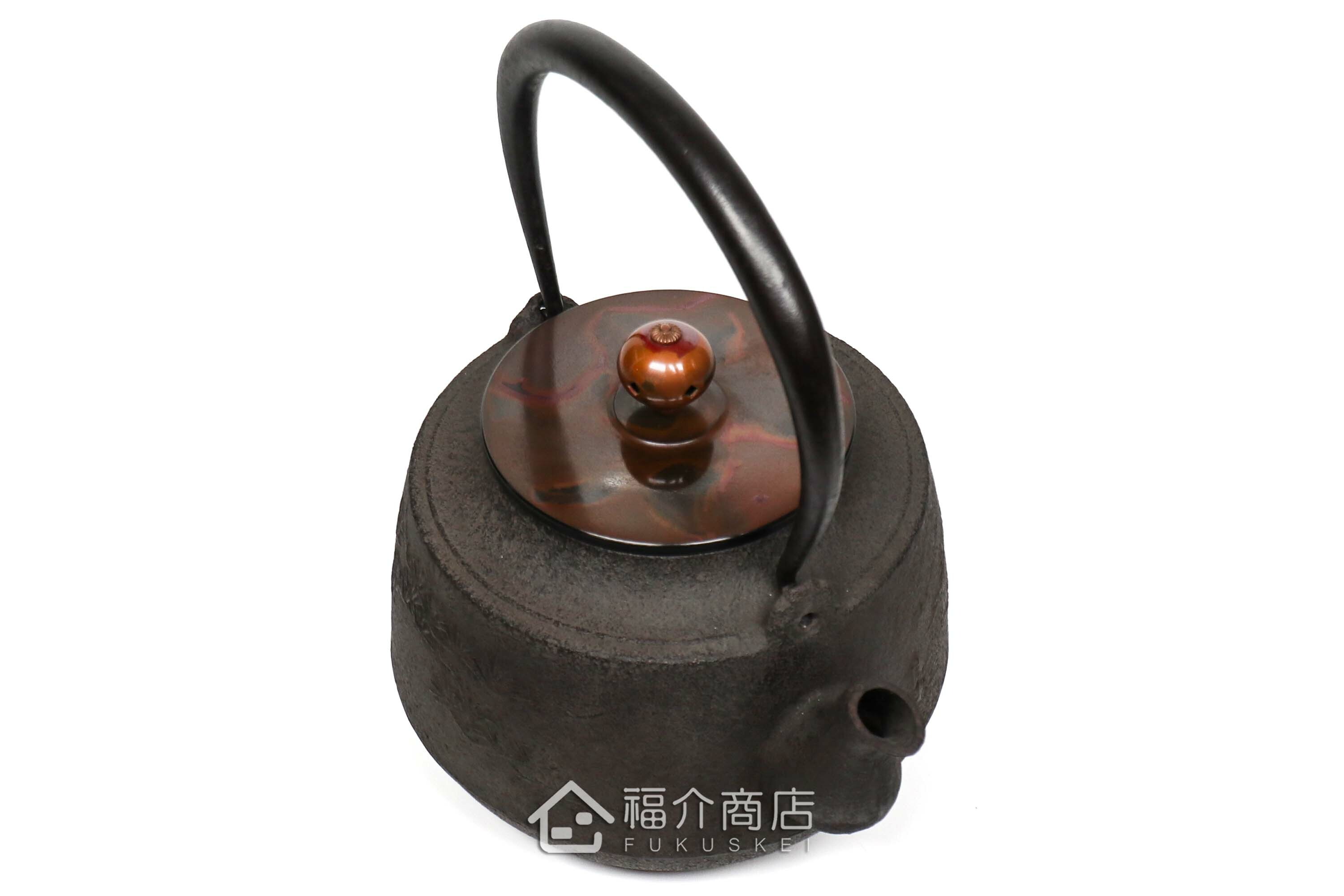 清光堂所製作煮水泡茶用的日本銅蓋鐵壺,壺身設計松紋