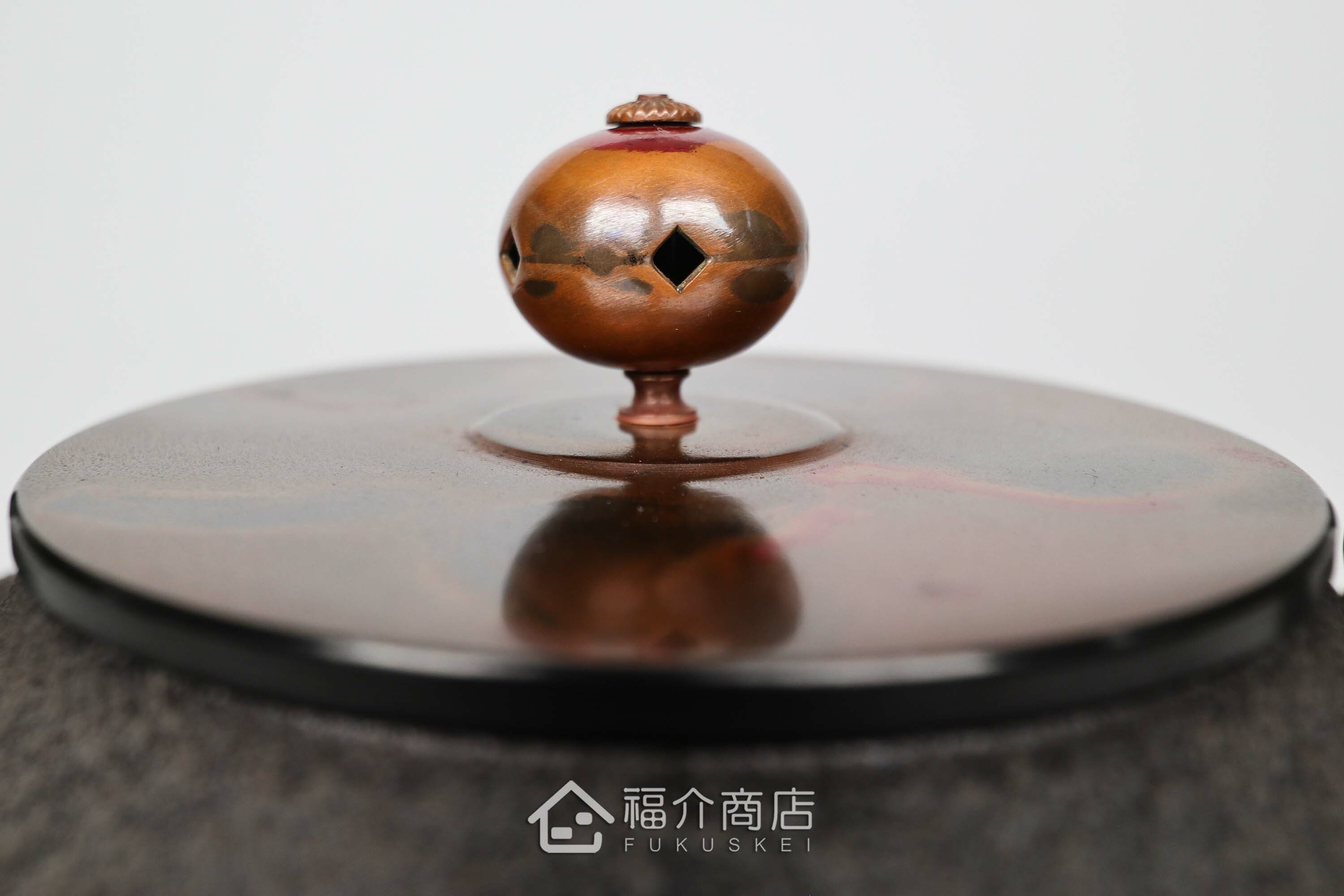 清光堂所製作煮水泡茶用的日本銅蓋鐵壺,壺身設計松紋