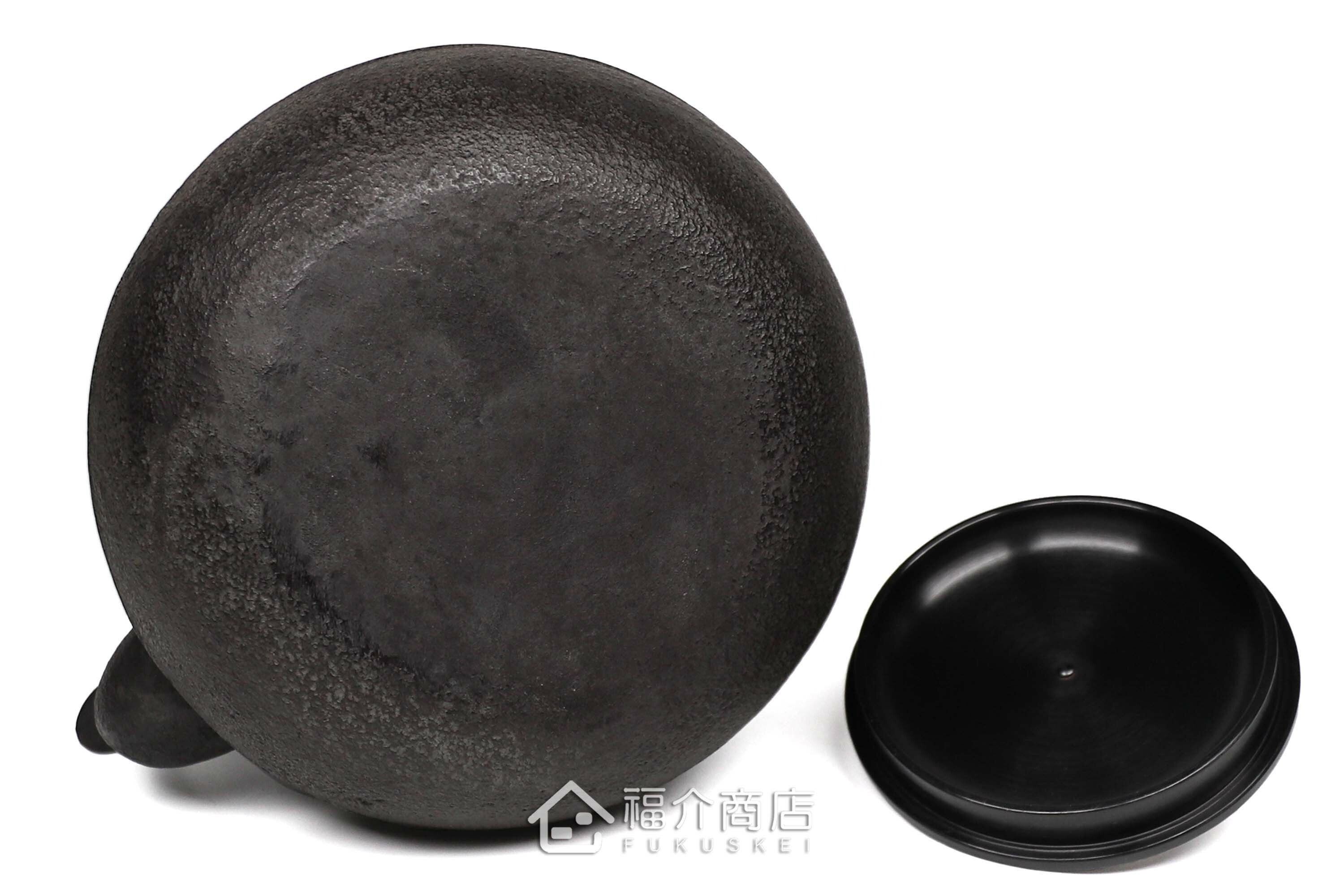 清光堂所製作煮水泡茶用的日本銅蓋鐵壺,壺身設計松紋