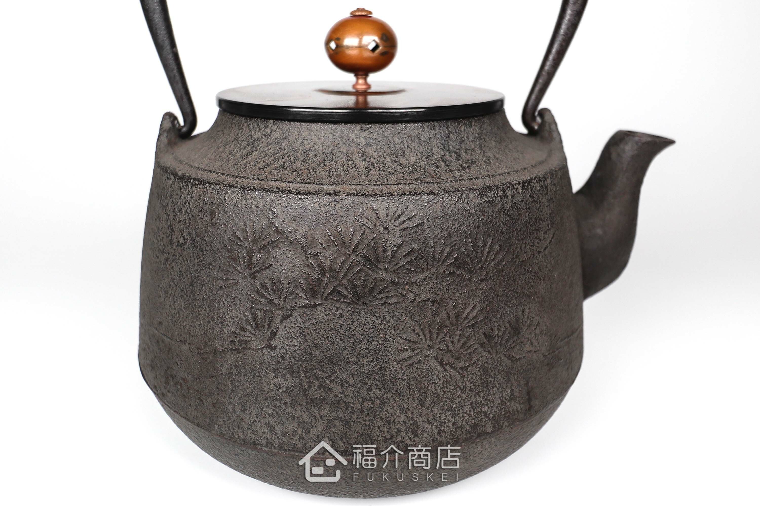 清光堂所製作煮水泡茶用的日本銅蓋鐵壺,壺身設計松紋