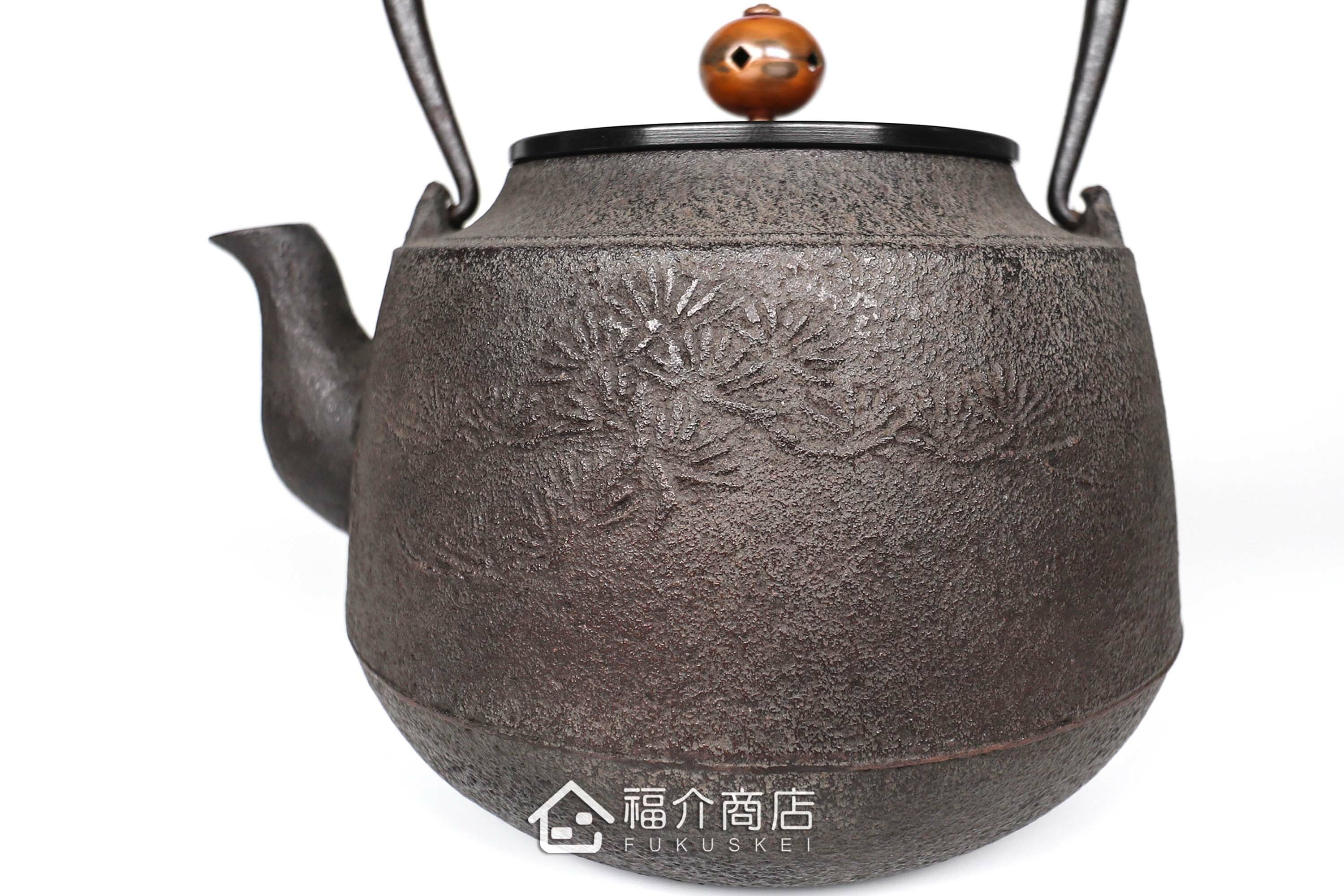 清光堂所製作煮水泡茶用的日本銅蓋鐵壺,壺身設計松紋