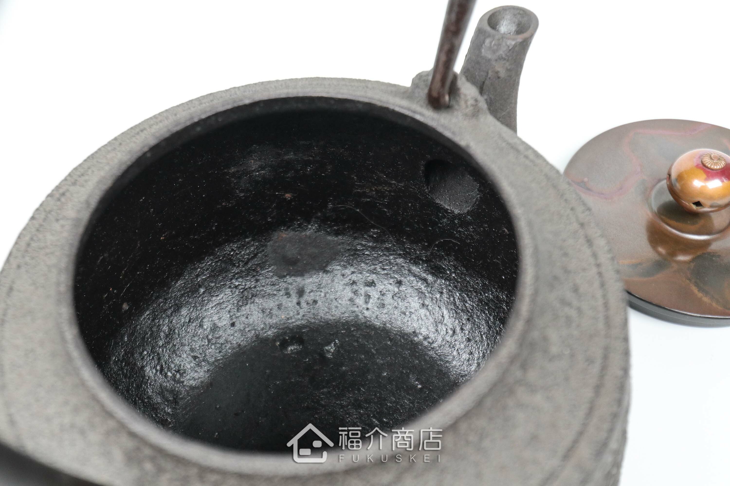 清光堂所製作煮水泡茶用的日本銅蓋鐵壺,壺身設計松紋