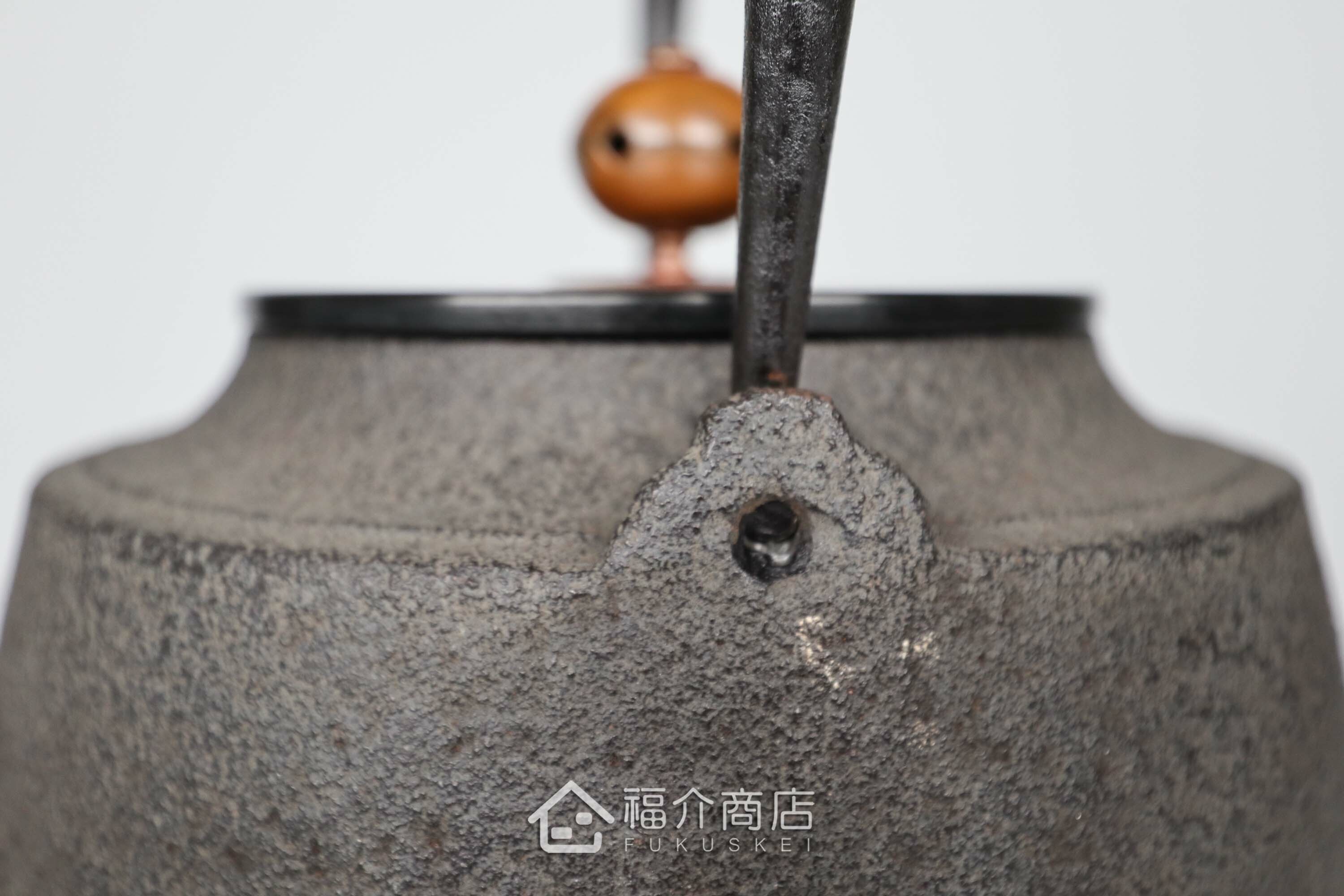 清光堂所製作煮水泡茶用的日本銅蓋鐵壺,壺身設計松紋