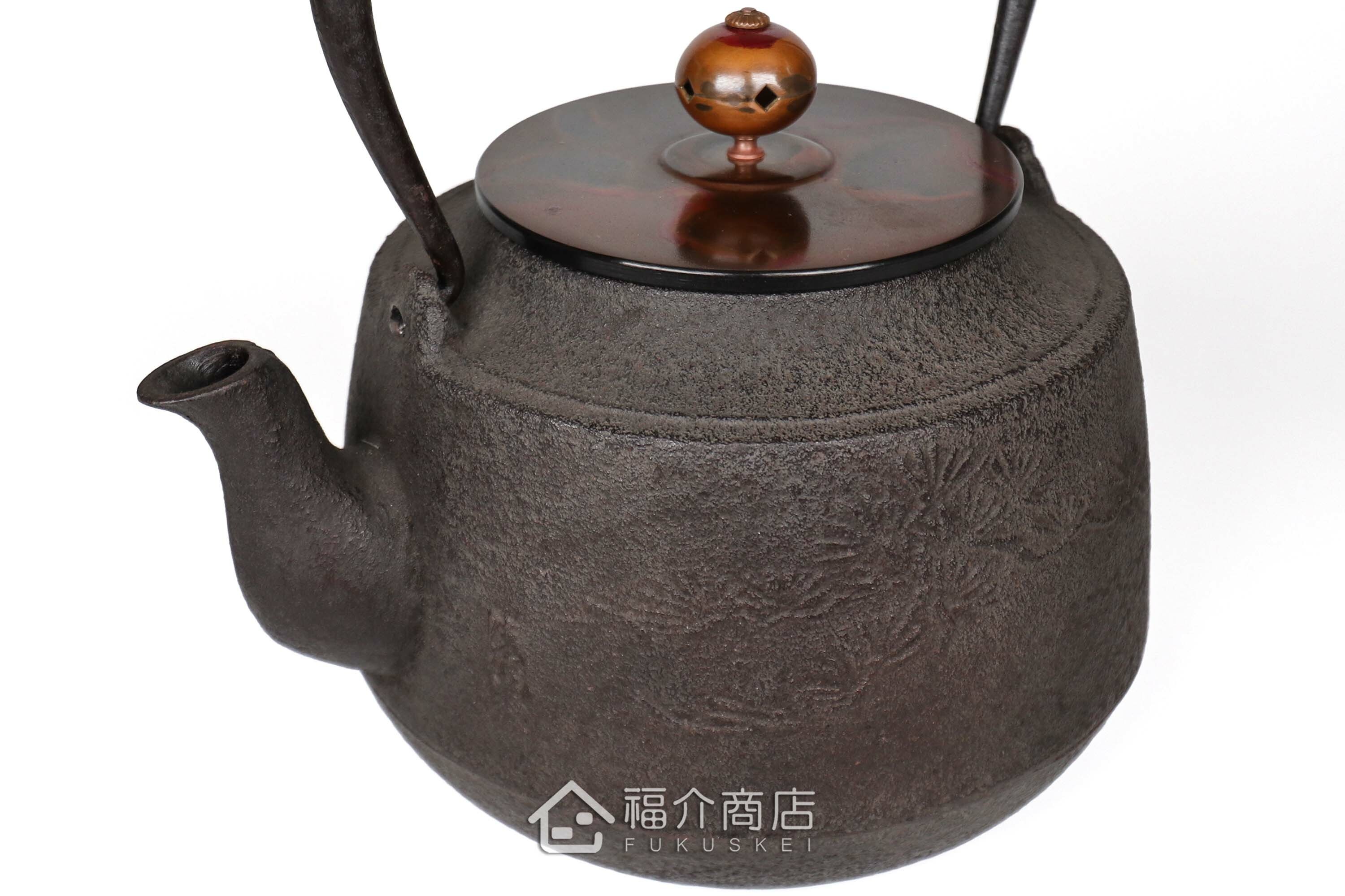 清光堂所製作煮水泡茶用的日本銅蓋鐵壺,壺身設計松紋