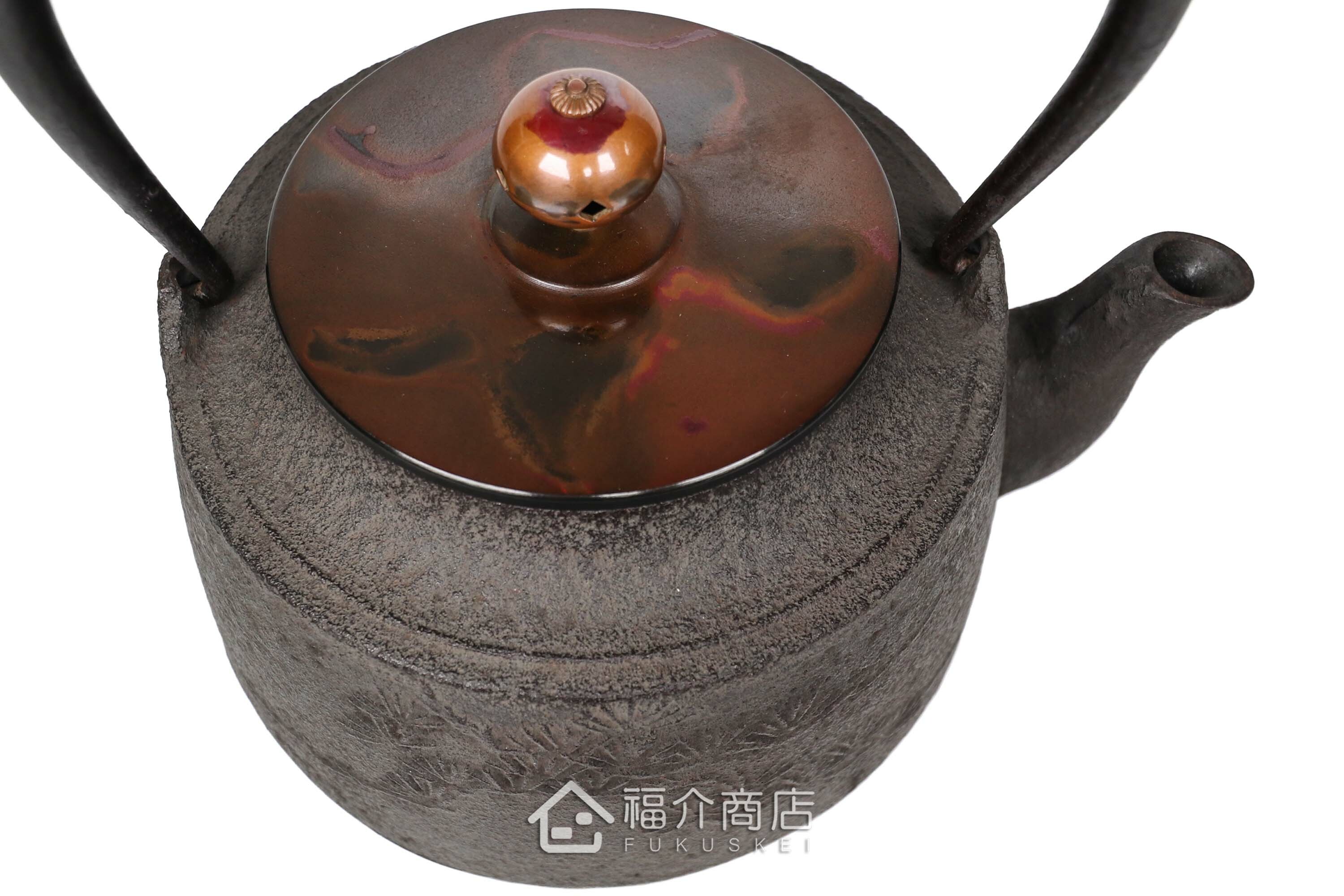 清光堂所製作煮水泡茶用的日本銅蓋鐵壺,壺身設計松紋