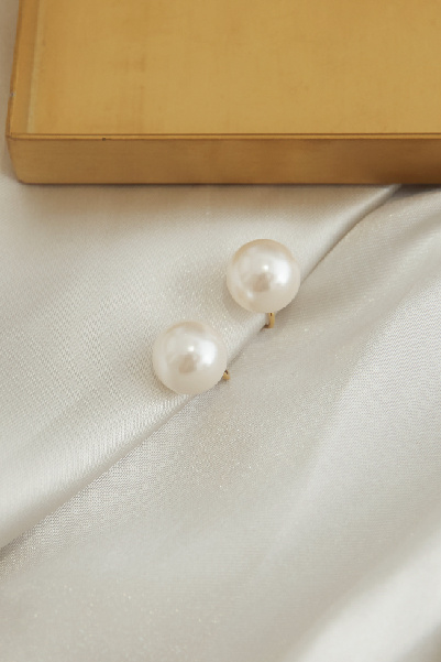 法式優雅珍珠。夾式耳環