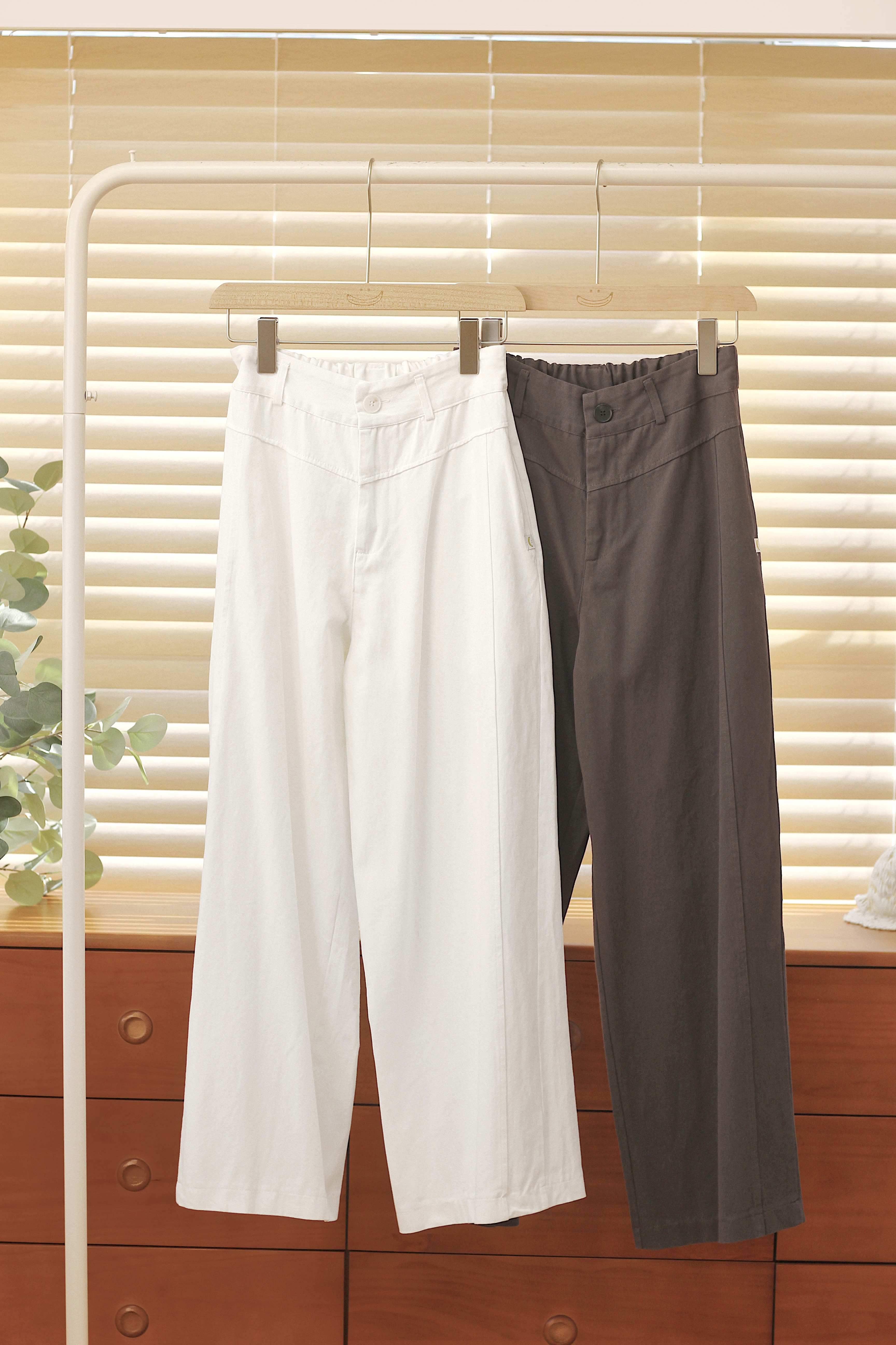 兩色 / 三角折骨線闊腳長褲 / Pleated Wide-Leg Pants