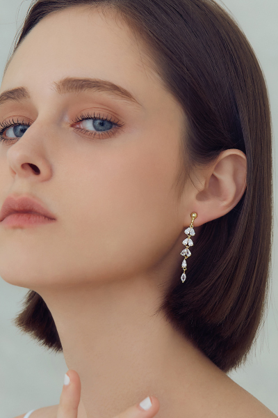 優雅串接鋯石。夾式耳環