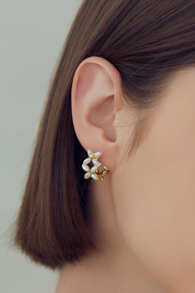 鏤空珍珠小花。針式耳環