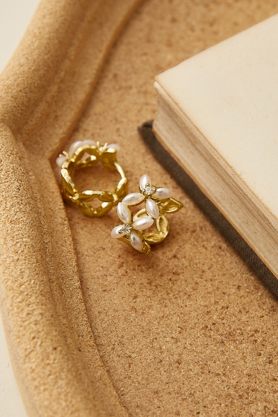 鏤空珍珠小花。針式耳環