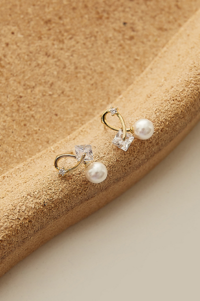 珍珠曲線交錯。銀針耳環