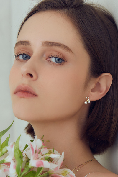 珍珠曲線交錯。銀針耳環