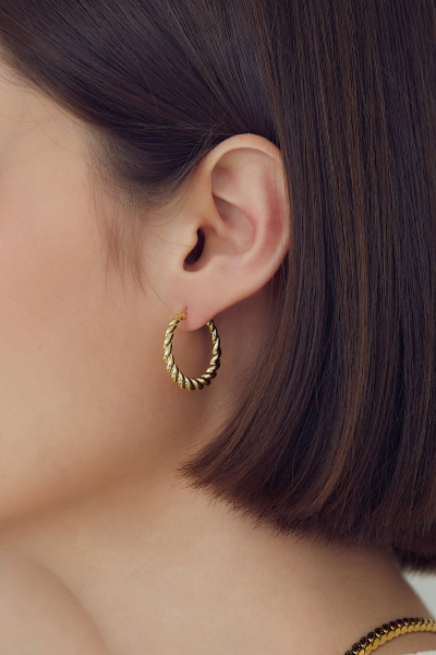 經典麻花造型。針式耳環