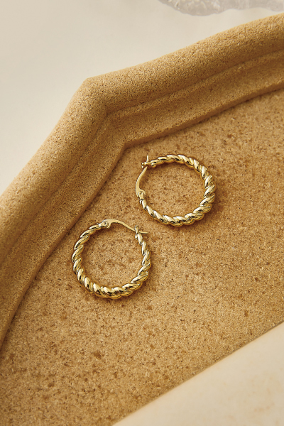 經典麻花造型。針式耳環