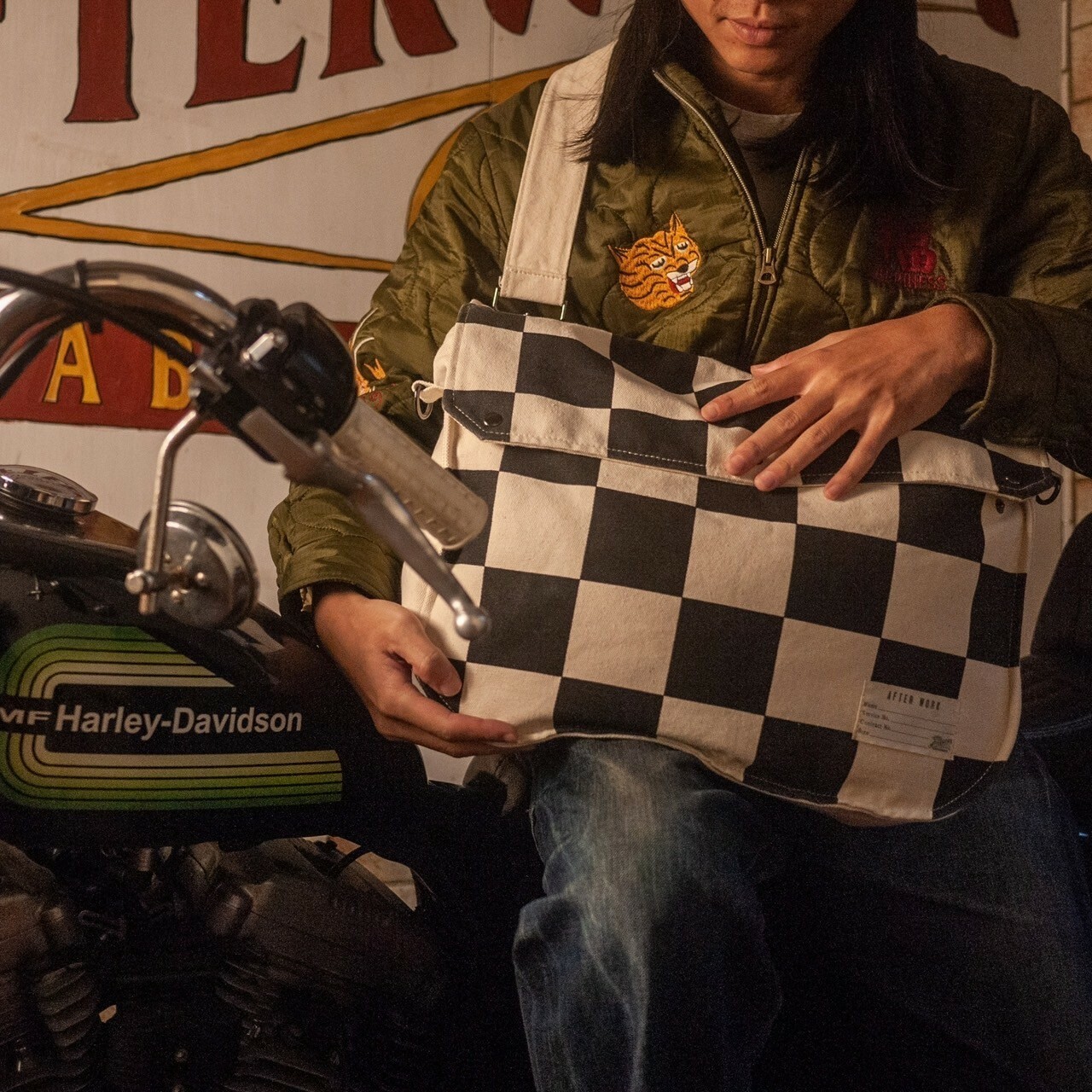 AFTER WORK'' Checkerboard Mail Bag棋盤格紋郵差包+布章組