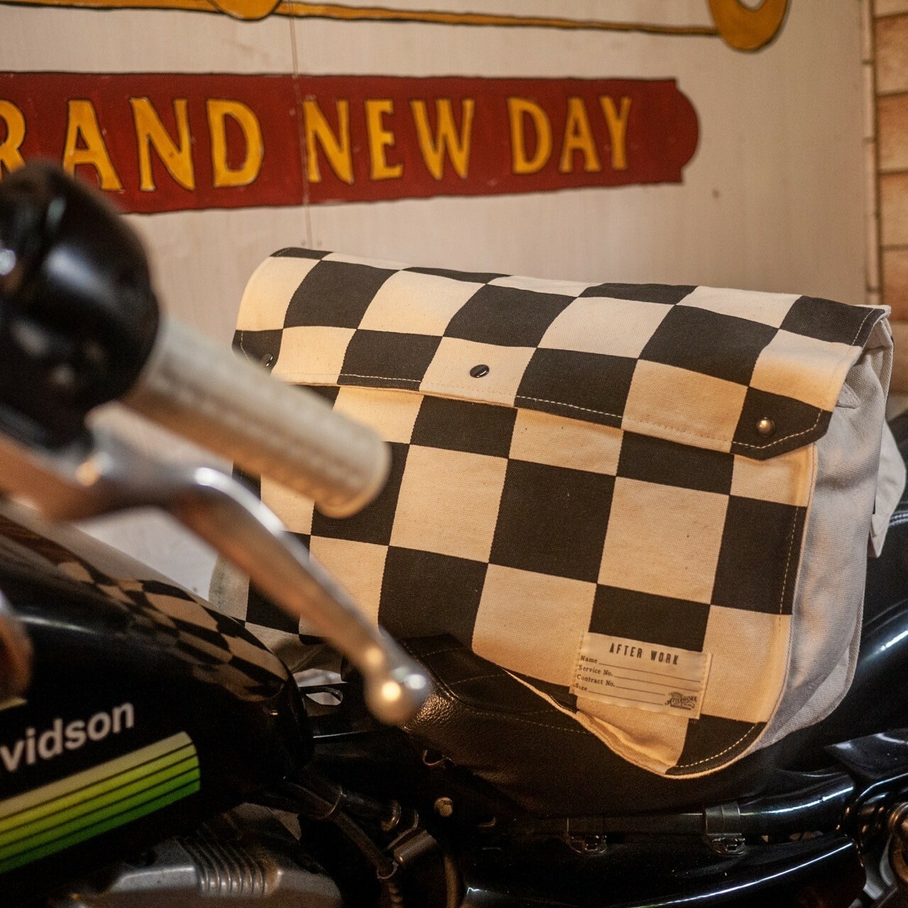 AFTER WORK'' Checkerboard Mail Bag棋盤格紋郵差包+布章組