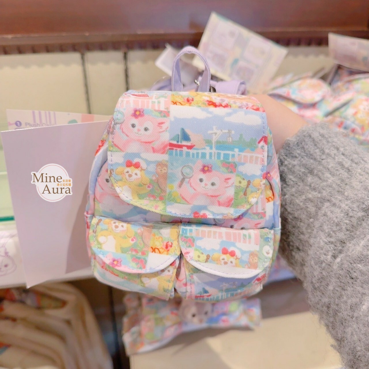 達菲 Duffy 與好友們 快樂相傳 smiles go around 滿版圖案 後背包 造型 3way 小包 迷你包 娃娃 玩偶後背包 -香港迪士尼樂園