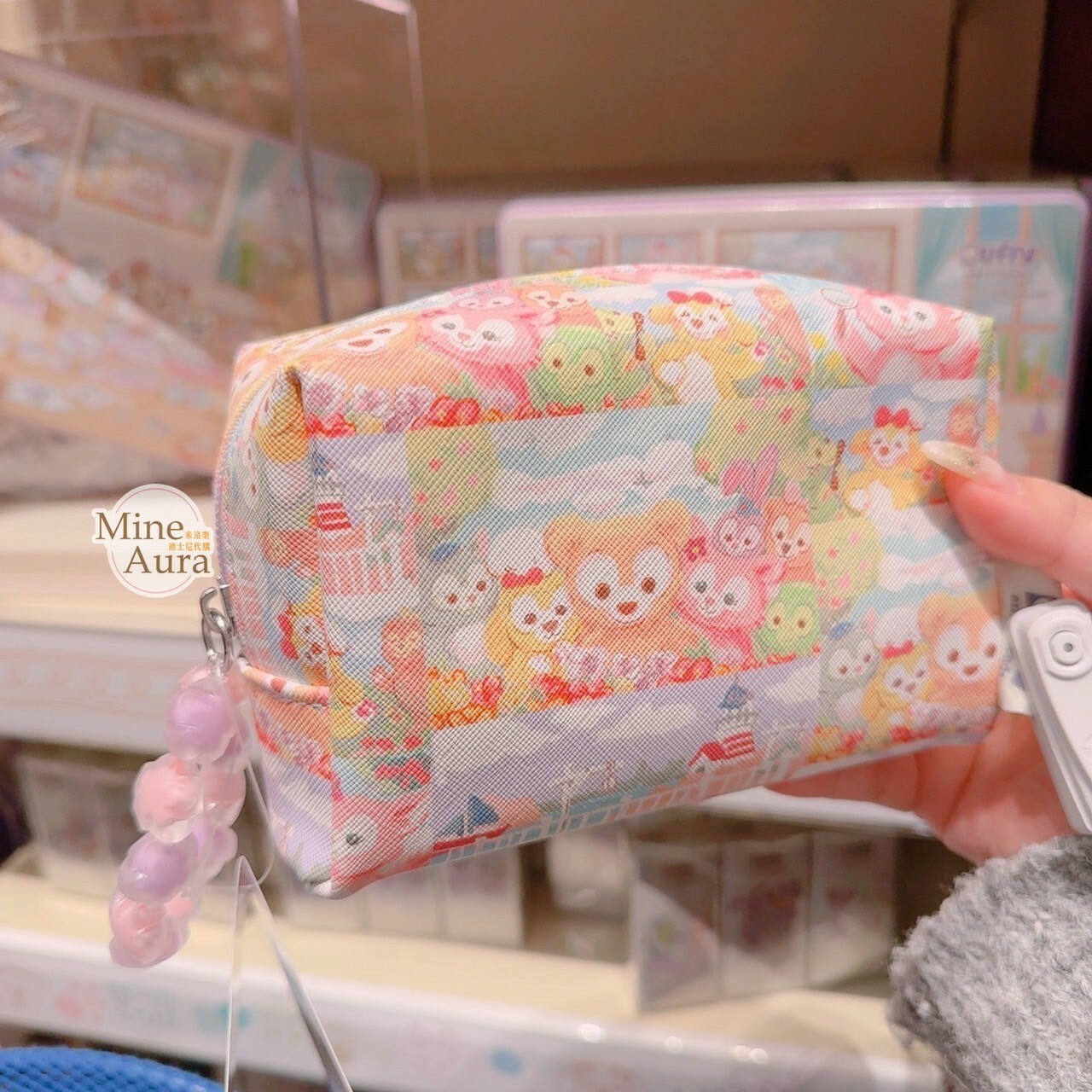 達菲 Duffy 與好友們 快樂相傳 smiles go around 滿版圖案 化妝包 筆袋 收納包 -香港迪士尼樂園