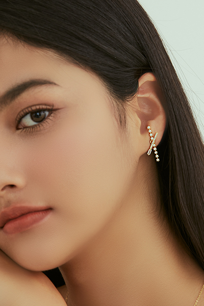 交織鑽飾。夾式耳環