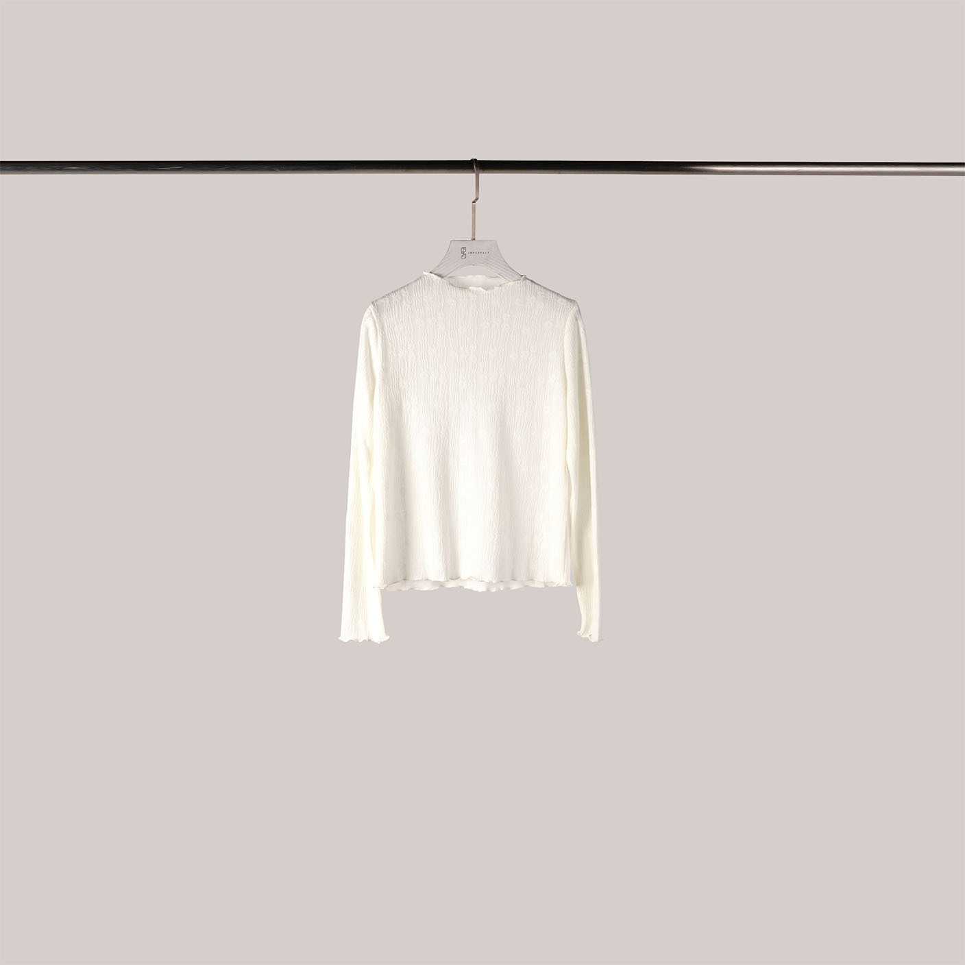 浪漫捲邊壓紋上衣 | 百搭白