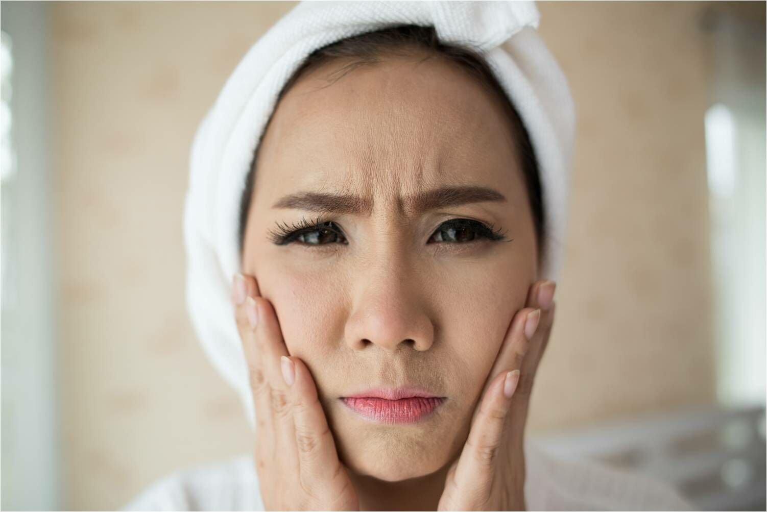 細紋, 自然老化, 紫外線, 乾燥缺水, 不良生活習慣, 面部表情, 保濕, 防曬, 健康飲食, 抗氧化劑, 作息, 充足睡眠, 適度運動, 維他命C, 維他命E, A酸, 戒煙, 限酒, 年輕肌膚