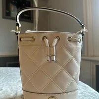 [S] TORY BURCH WILLA MINI BUCKET BAG,BRIE, 148249-724 (STB634)