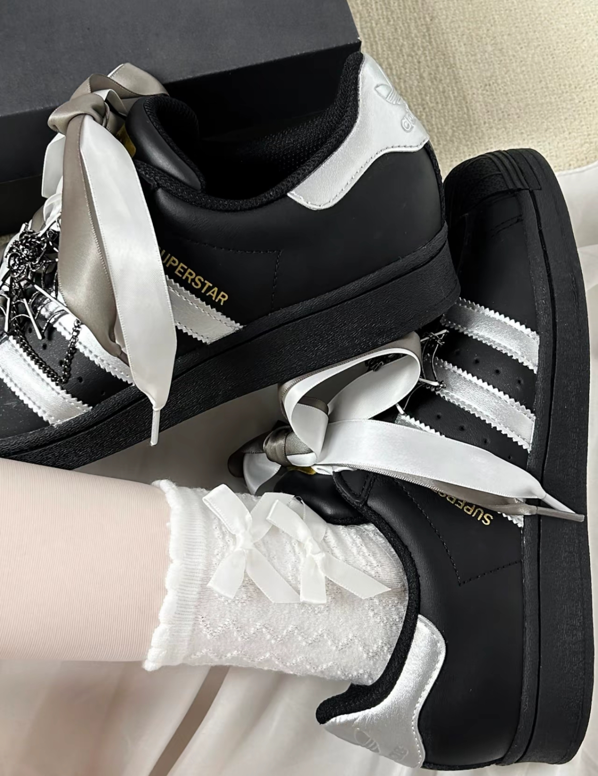 ADIDAS ORIGINALS SUPERSTAR 黑銀緞帶貝殼鞋 訂製鞋 EG4959 (Team119-漫遊蜘蛛)