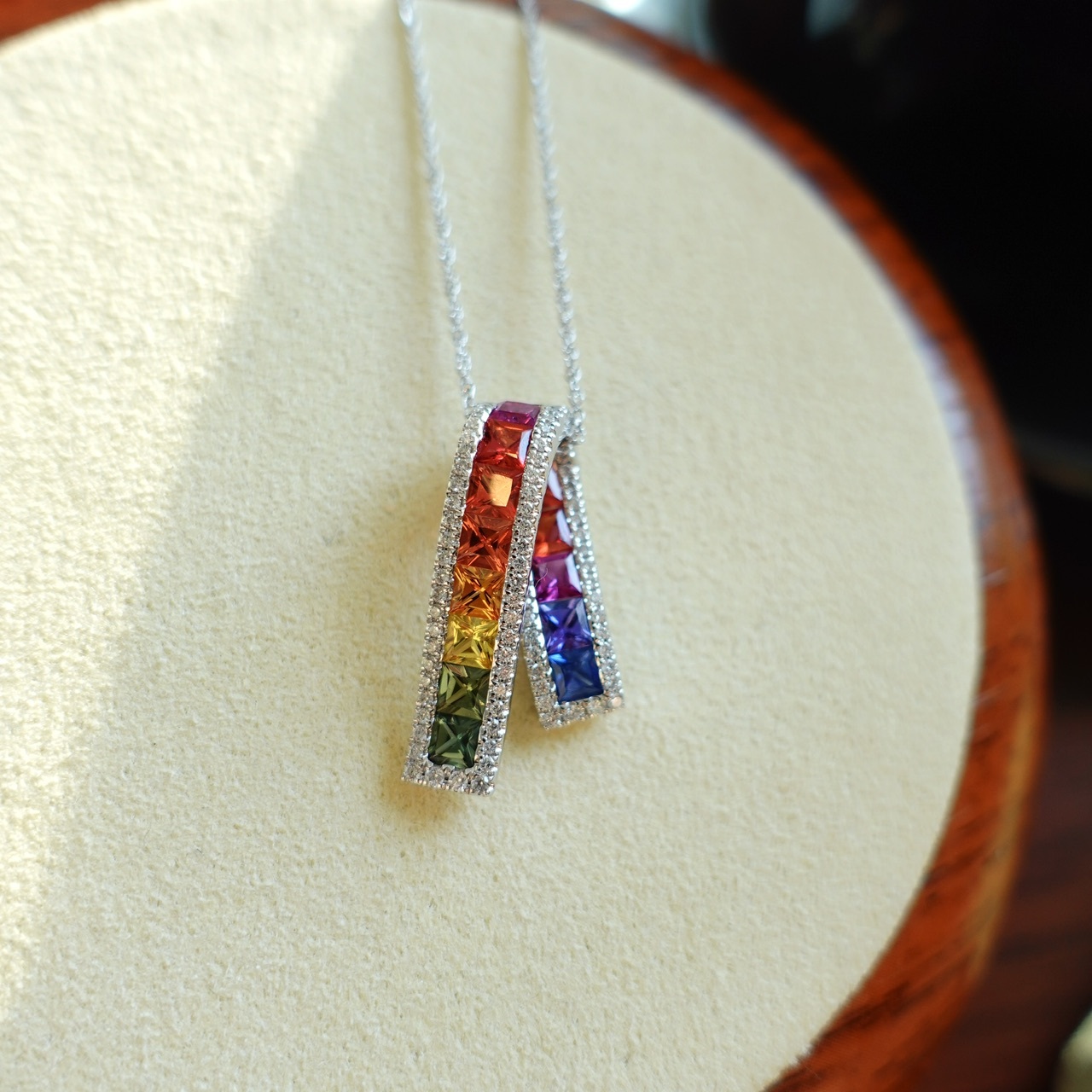 18K金彩虹藍寶石鑽石吊墜-立體緞帶