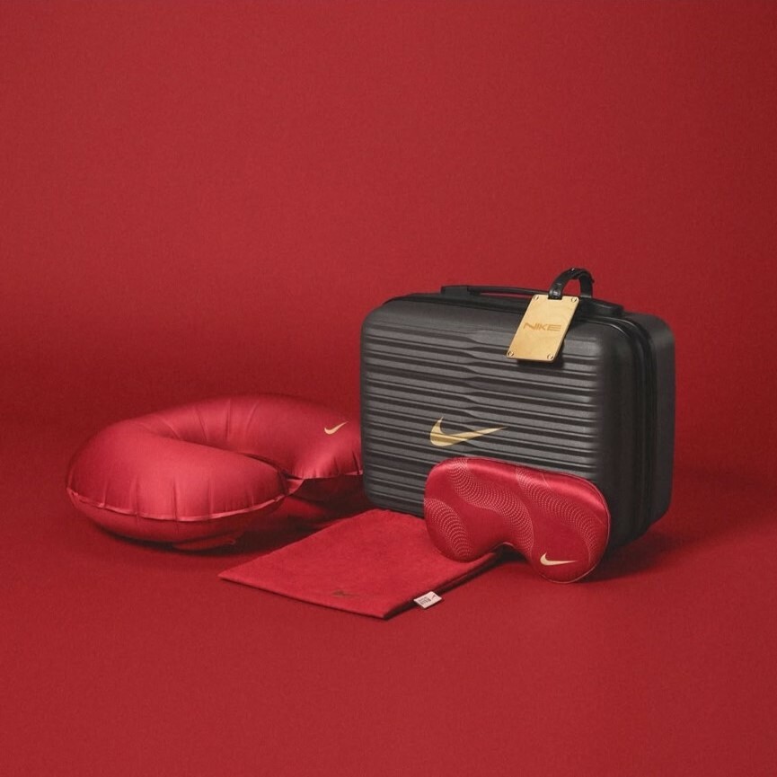 <2025蛇年限定❤️> 現貨 Nike新款旅行套装✈️ 頸枕 眼罩 行李吊牌 防塵收納袋 硬殼手提包