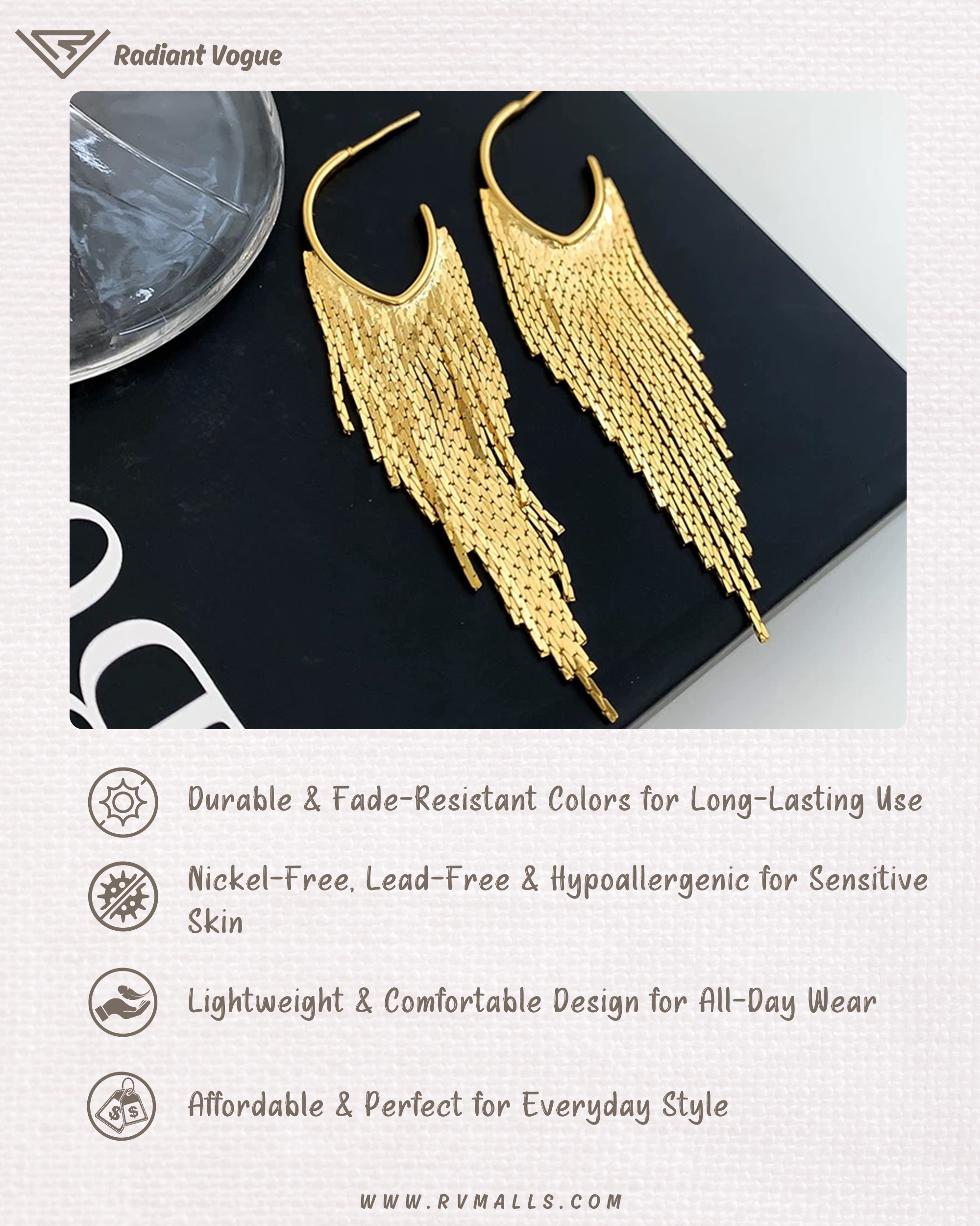金色流蘇耳環特寫, 輕盈設計, 抗過敏材質, 適合敏感肌膚, 全日佩戴舒適。