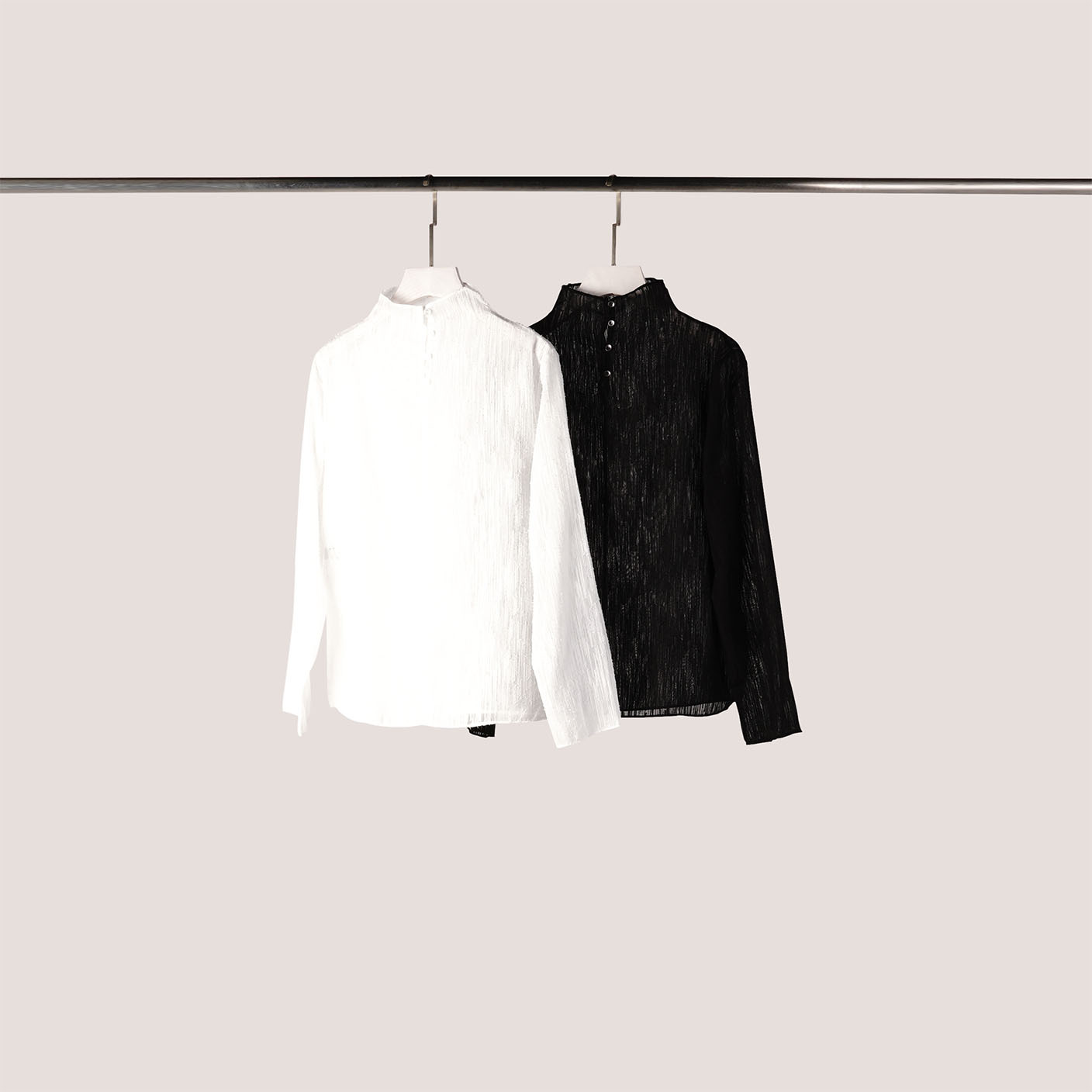 質感壓紋後釦立領上衣 | 2色