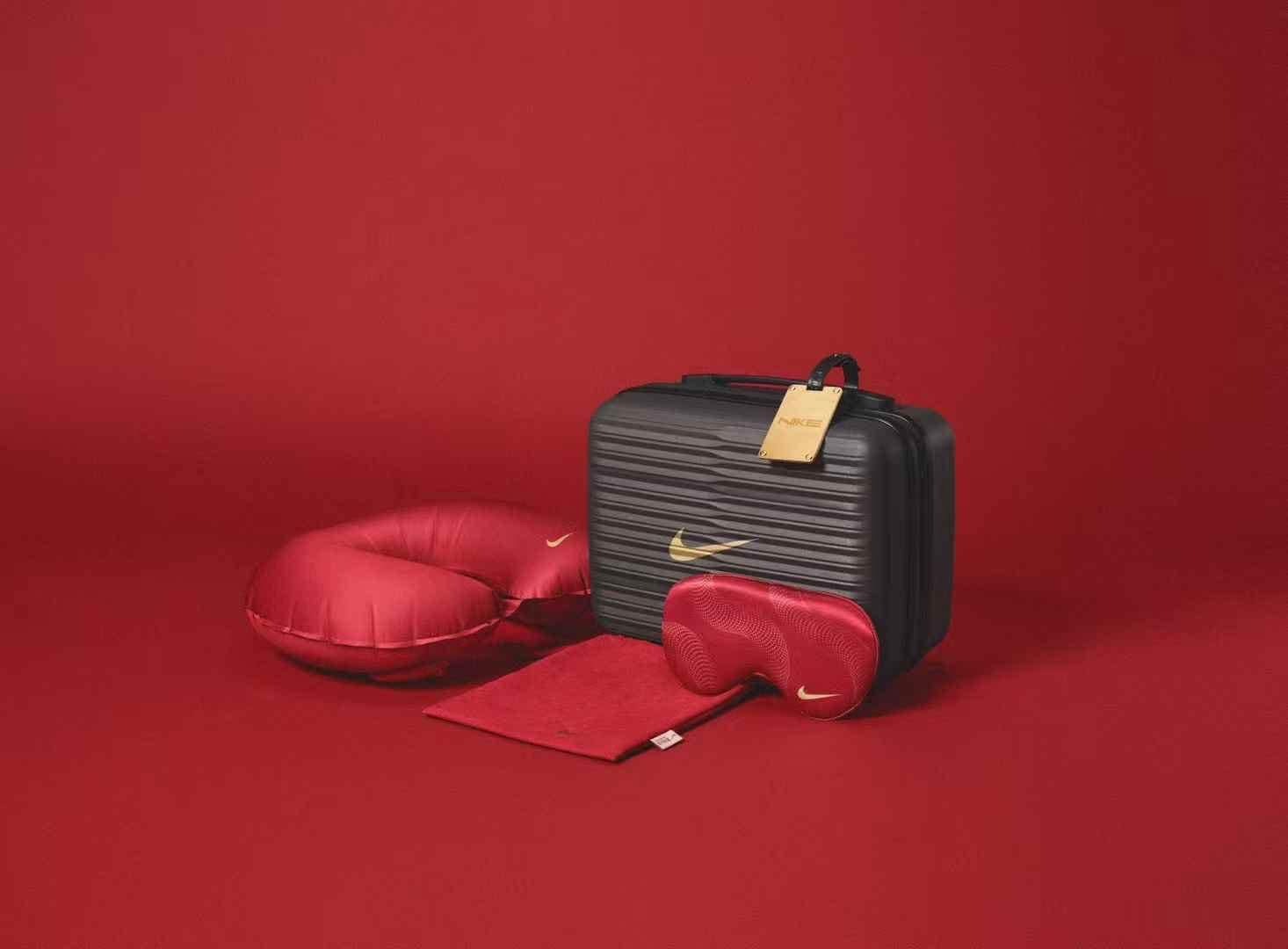 現貨 Nike 蛇年限定 新款旅行套装行李牌 充氣頸枕 眼罩 收纳袋 手提箱