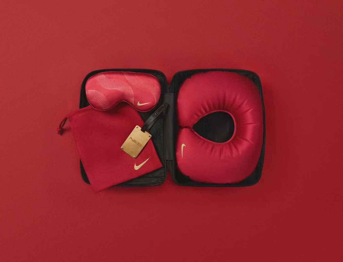 現貨 Nike 蛇年限定 新款旅行套装行李牌 充氣頸枕 眼罩 收纳袋 手提箱