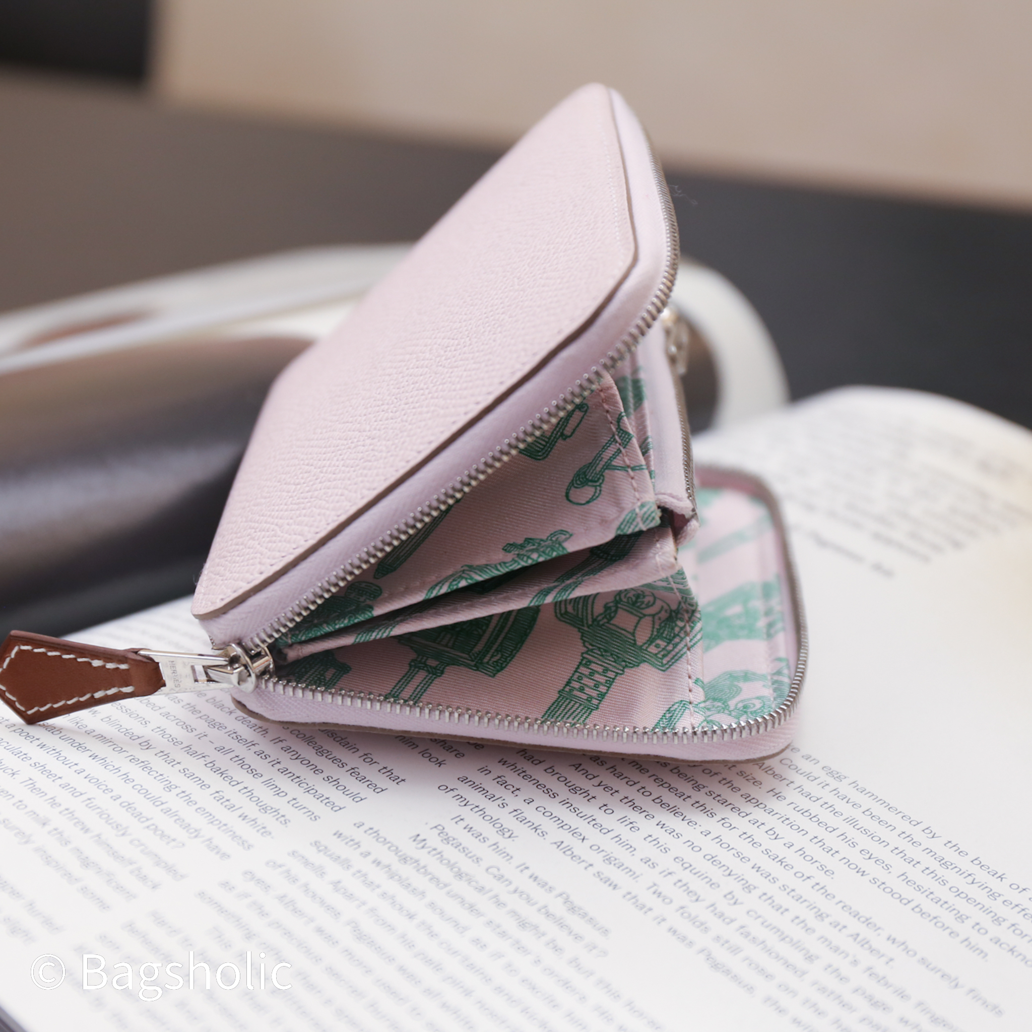 折りたたみ財布 HERMES Silk in compact Craie/Mauve pale Silk'In Compact wallet | Hermès USA