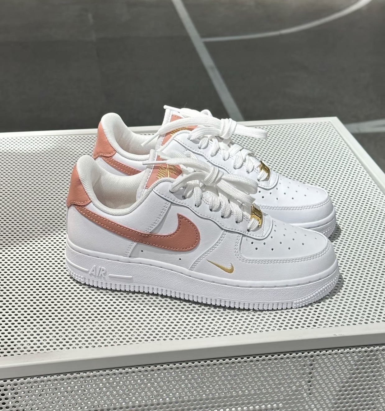 預購 Nike Air Force 1 Low Ess 乾燥玫瑰小金勾