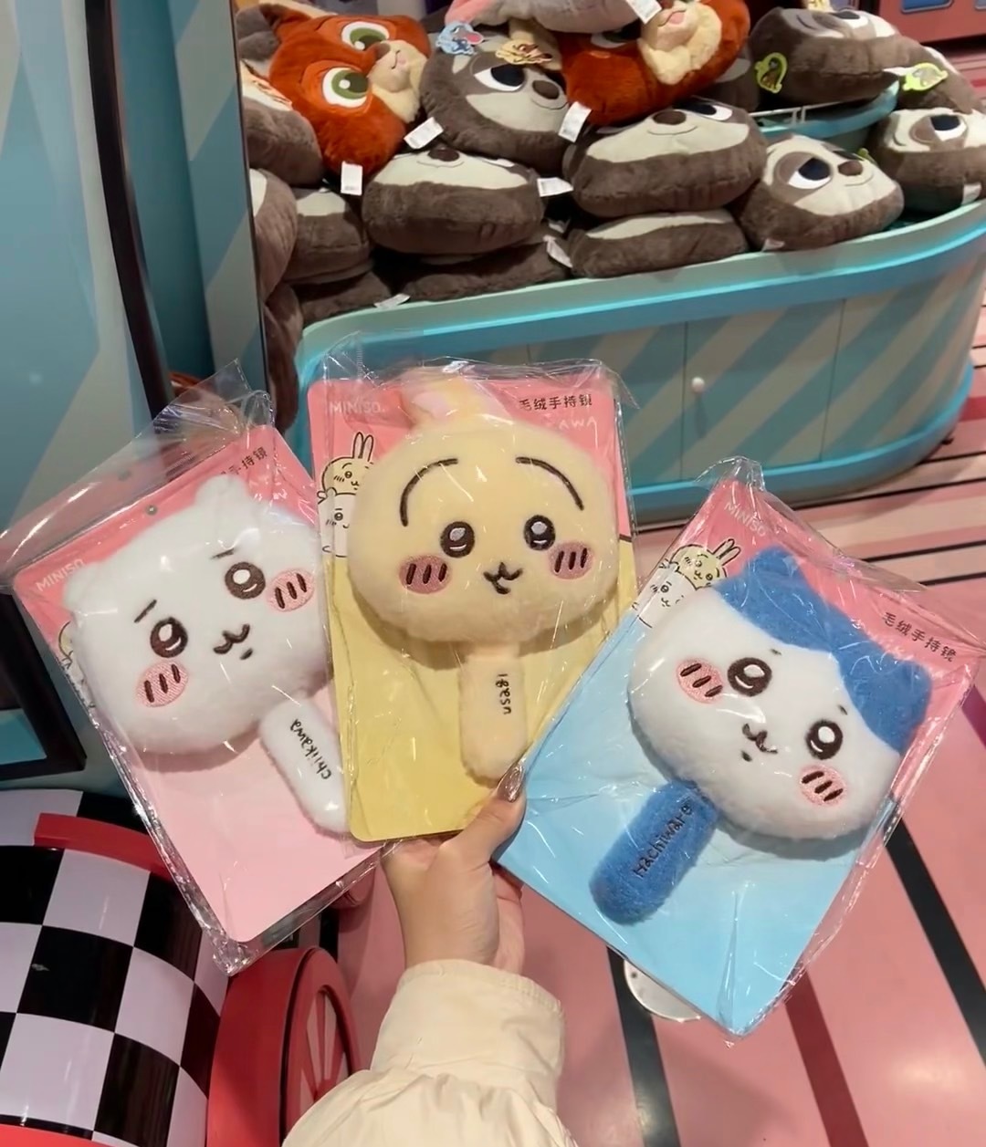 KTQ STORE ‧  Miniso X chiikawa 吉伊卡哇 第四彈 毛絨手持化妝鏡