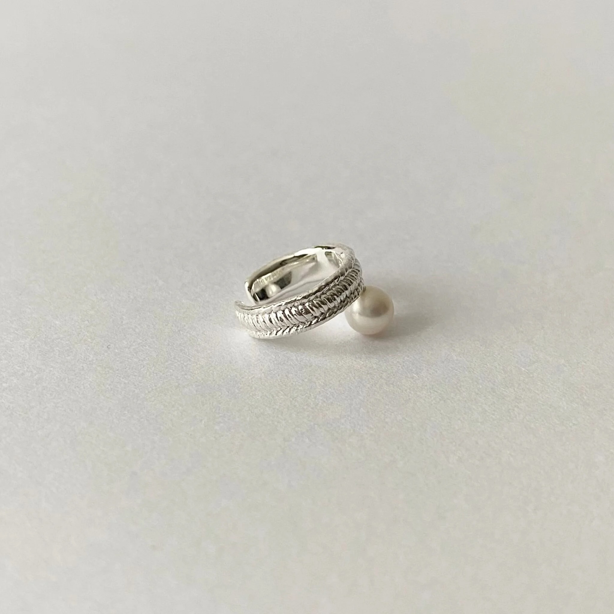 Blade Ear Cuff / Pearl (silver)｜FLAVOUR