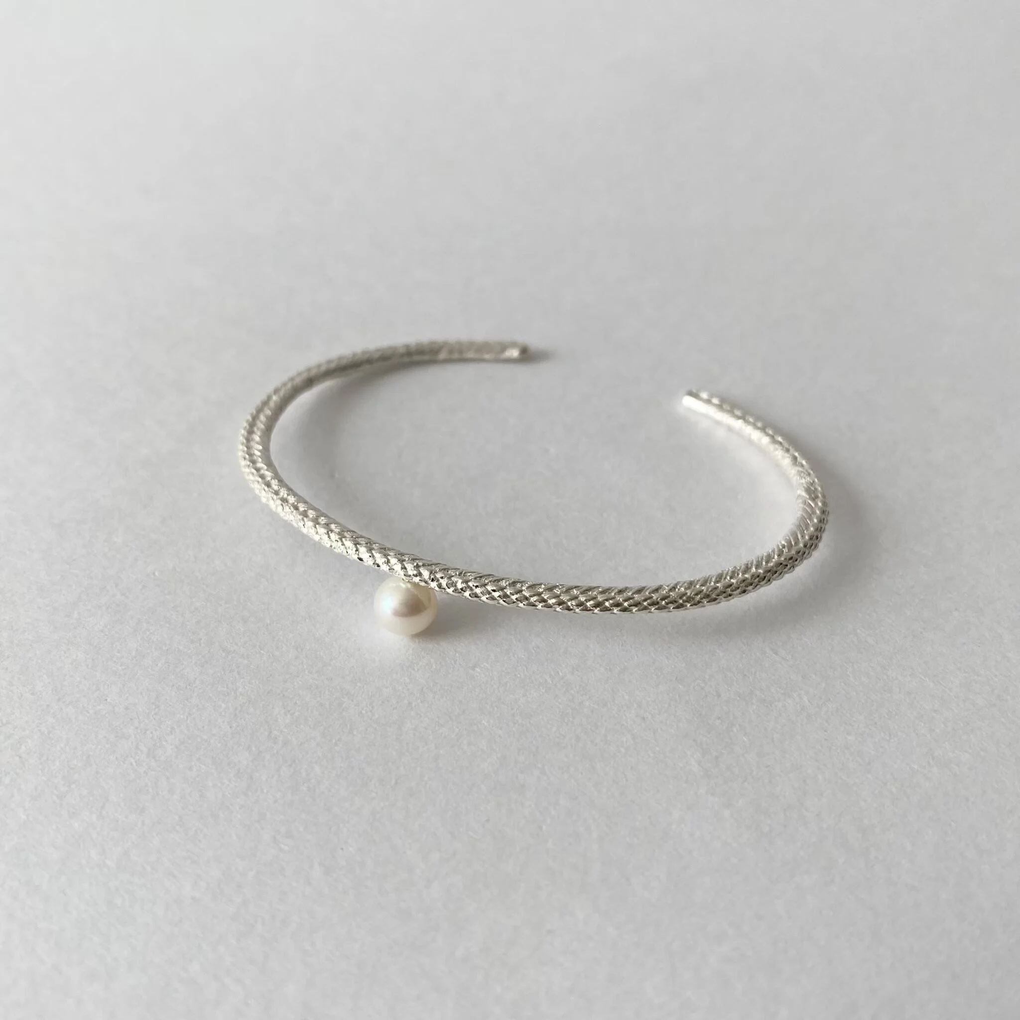 Lace Braid Bangle (pearl/silver)｜FLAVOUR