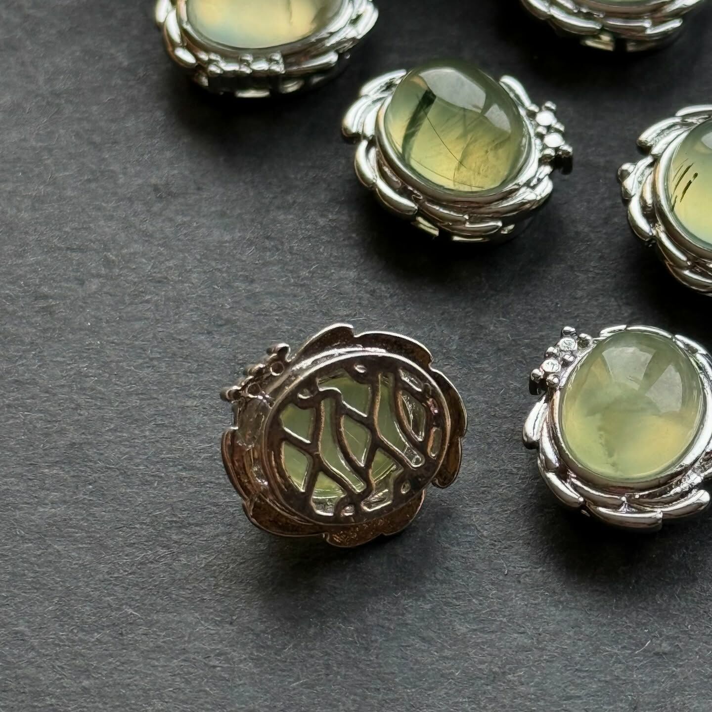 [原石] 葡萄石（通孔）水晶魔盒